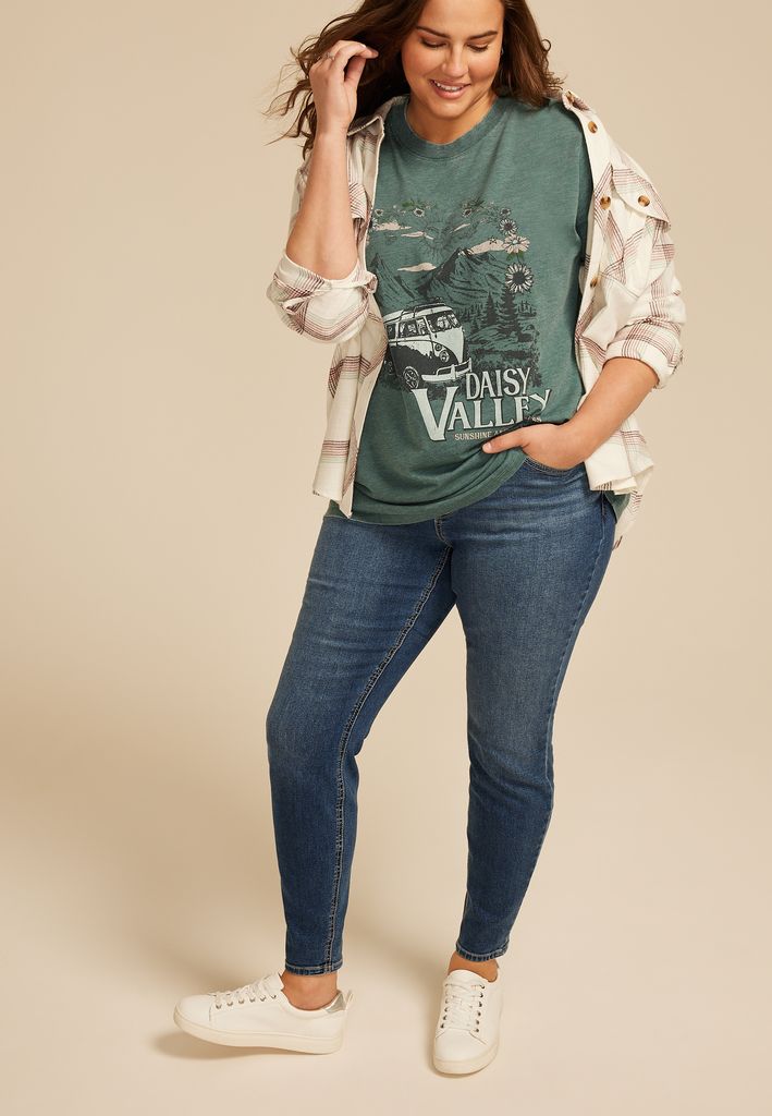 Plus Size Daisy Valley Oversized Fit Graphic Tee - Image 3
